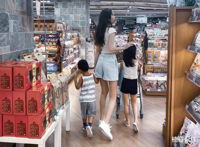 孙悦|孙悦妻子携女海上度假！母女都是大长腿，坐豪华游艇带专业摄影师