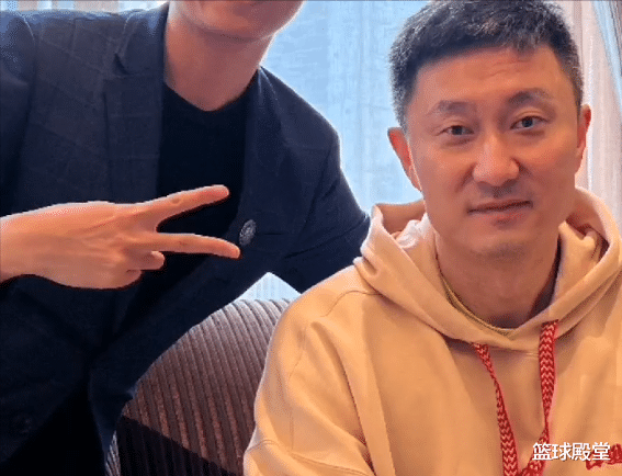 杜锋|探营广东训练！杜锋+朱总送签名，阿联腼腆，徐杰酷帅，全员专注