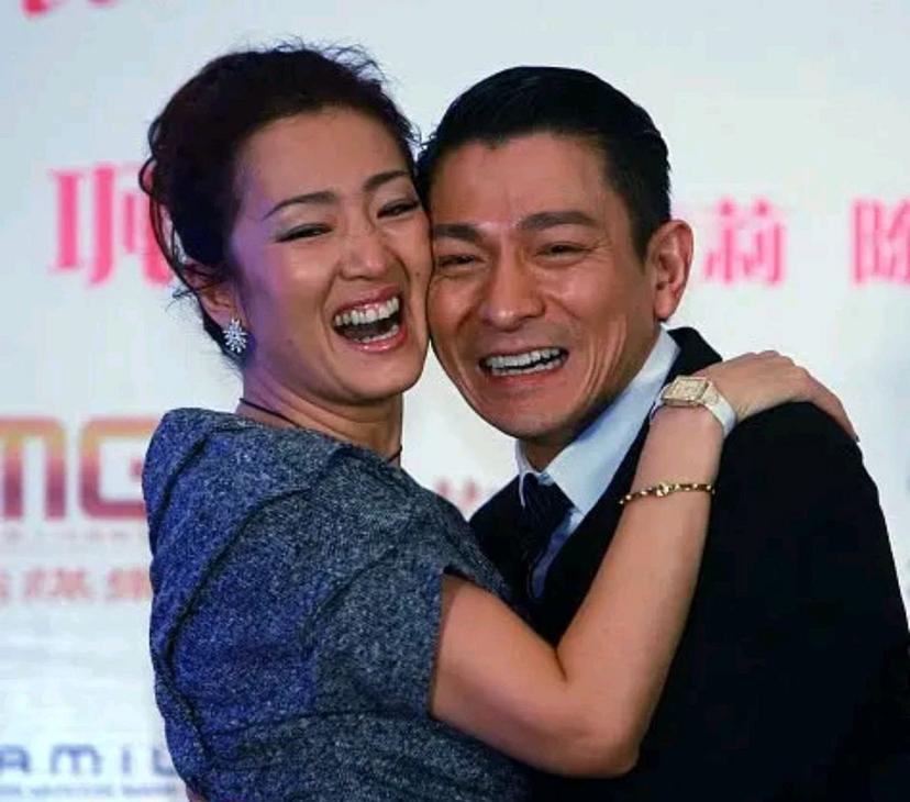 刘德华|歌迷疯狂，刘德华爱护有加，果然是常青树！进退有礼，巩俐有话说