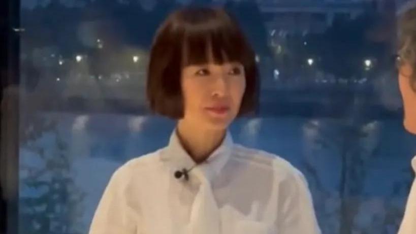 鲁豫 偶遇52岁鲁豫做采访，脸上长肉变好看，网友大赞状态年轻又减龄