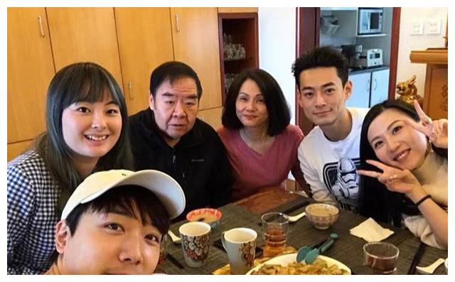 郑则仕|71岁郑则仕带妻子参加婚礼，脸色红润状态好，妻子身材苗条