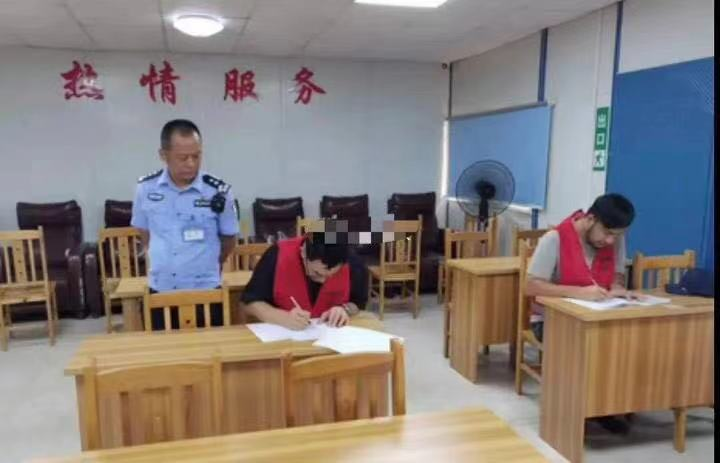 张震岳|台湾歌手张震岳内地考驾照!眉头紧皱骑三轮车,打扮朴素似送水工