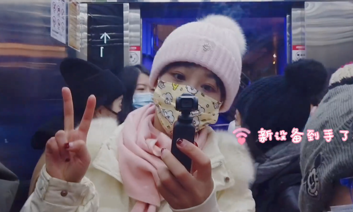 杨紫|杨紫晒环球影城游客照，打扮时尚宛如少女，第一件事居然是吃饭