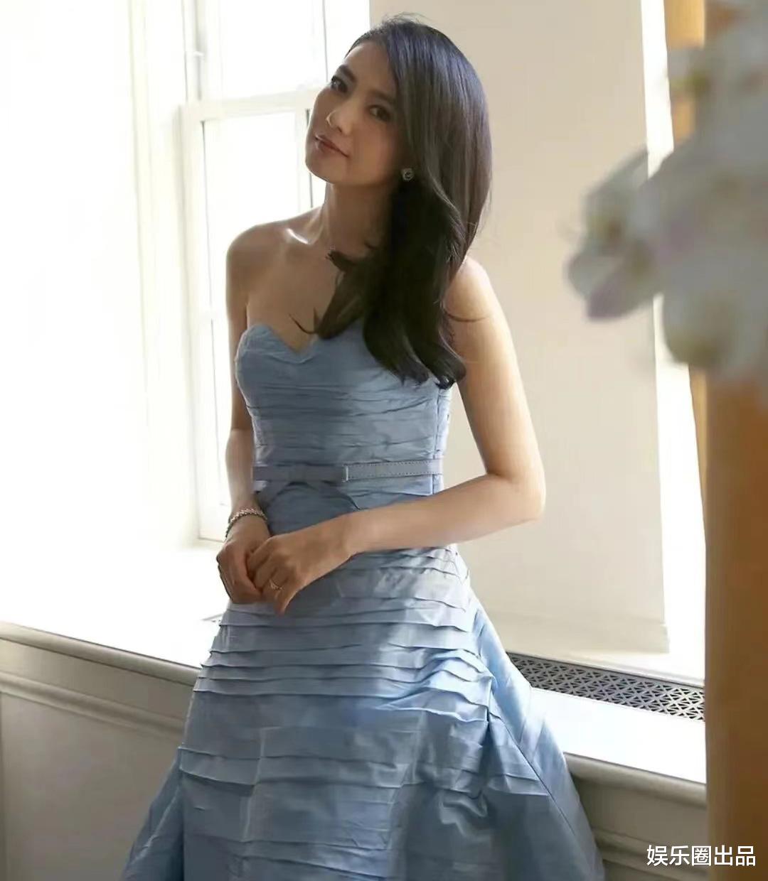 高圆圆|高圆圆趴在窗户上拍照，背上勒出明显凹痕，网友：女神老了