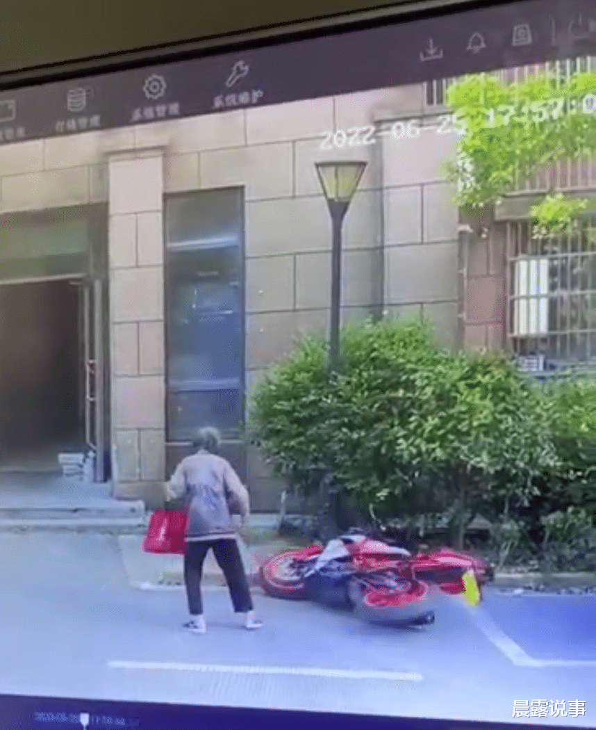 上海:路都走不稳的老人,一把推翻摩托车,民警:别抱希望!