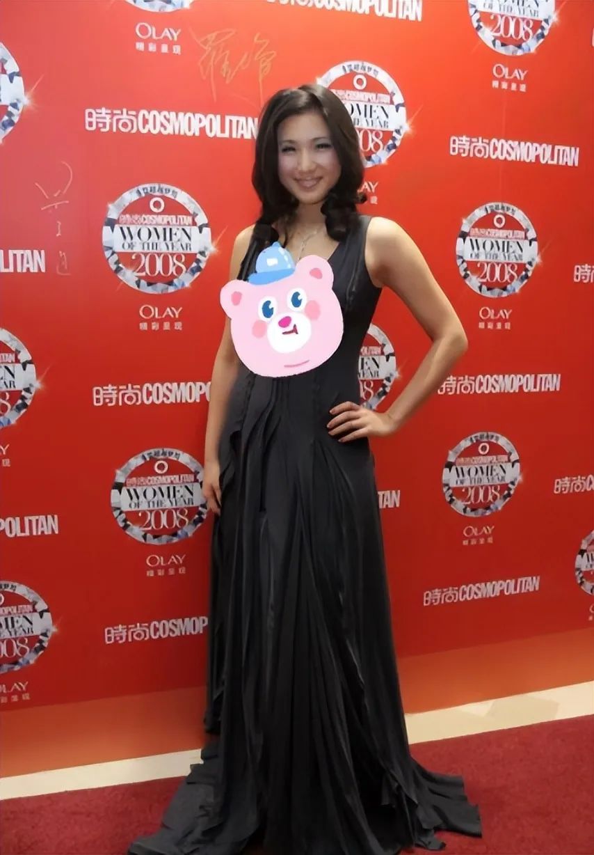 郑佩佩|郑佩佩携女儿亮相，76岁穿中式长衫风骨犹在，女儿身材姣好却没辨识度