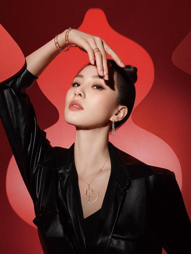 刘诗诗|刘诗诗风格大变不敢认！皮裙+烟熏妆变“腹黑女”，气场更是全开