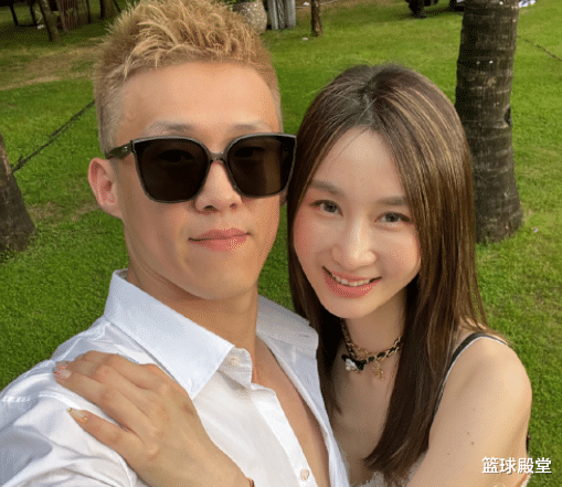 官宣|官宣!周鹏假期太悠闲!搂着老婆秀恩爱,陪伴小九九,难得的相聚