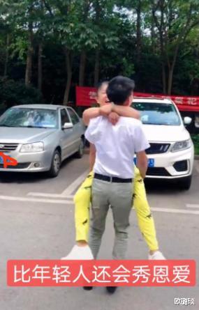 36岁男子爱上63岁大妈,老少配当街秀恩爱,比年轻人还敢