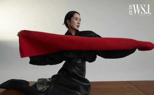 迪丽热巴|海清《出色》开年刊封面,全程黑丝又美又酷,横躺桌上太霸气