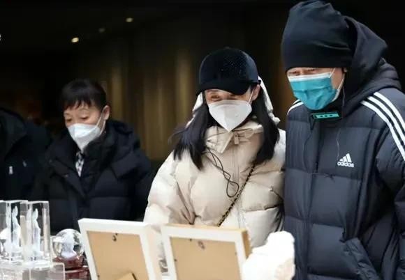 关晓彤|47岁蒋勤勤回重庆老家过年!脸上长斑太明显,脱下口罩吓坏路人