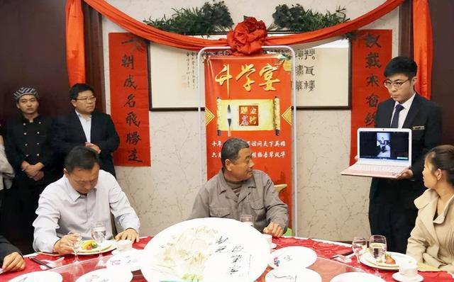 纪实:儿子拿出清华通知书,父亲宴请全村,村长:通知书有错字