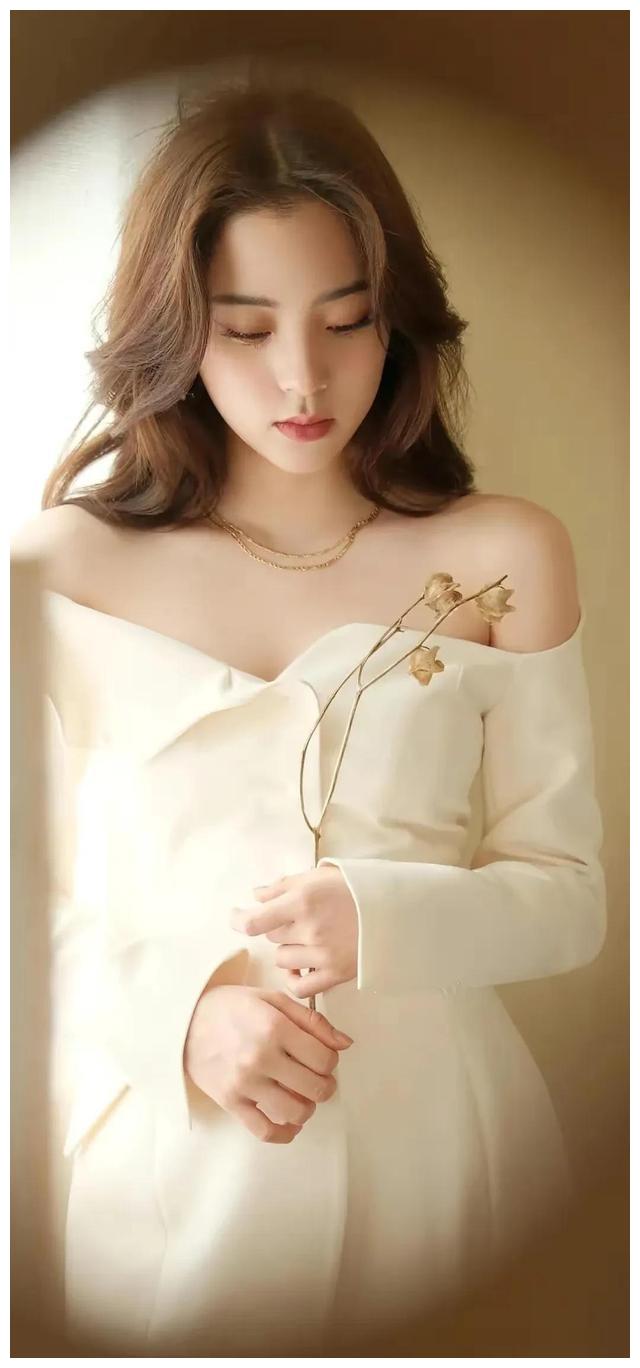 疯狂|突然明白美女明星出门为啥要专人保护,真有人会做出奇葩的事情来