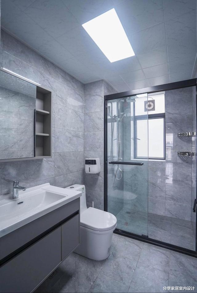 他家103平新房,墙面贴瓷砖很耐脏,厨房门两侧打柜子很实用!