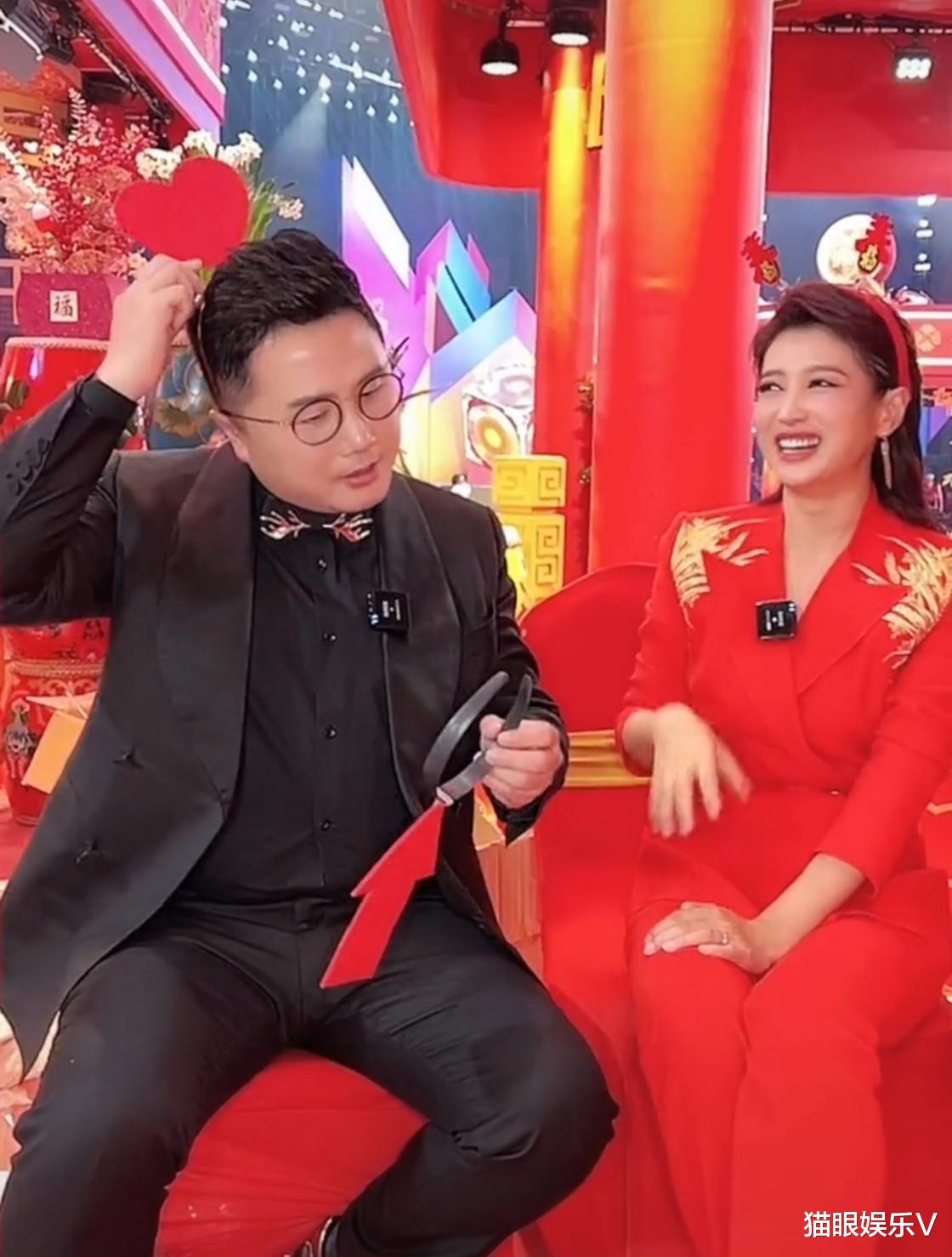 春妮|北京台一姐春妮再主持春晚,私下候场坐姿优雅,已主持10年春晚