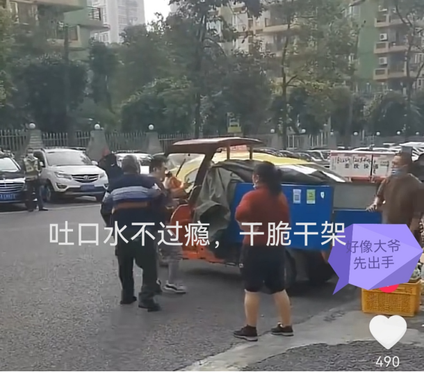 广东街头:2男1女“舌战”不过瘾,直接开干起来