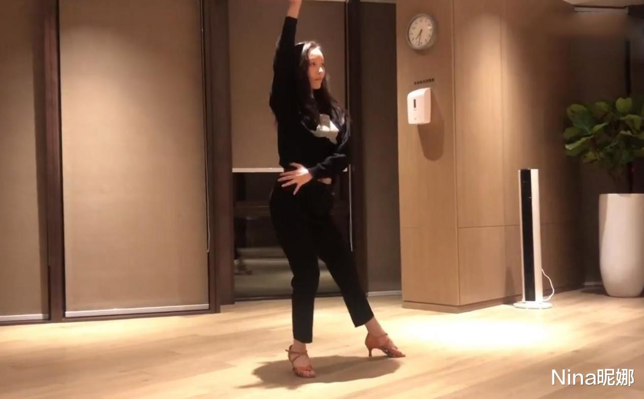 倪妮|真是真人不露相!倪妮穿露脐卫衣配5cm高跟鞋大秀舞姿,正式进军唱跳圈
