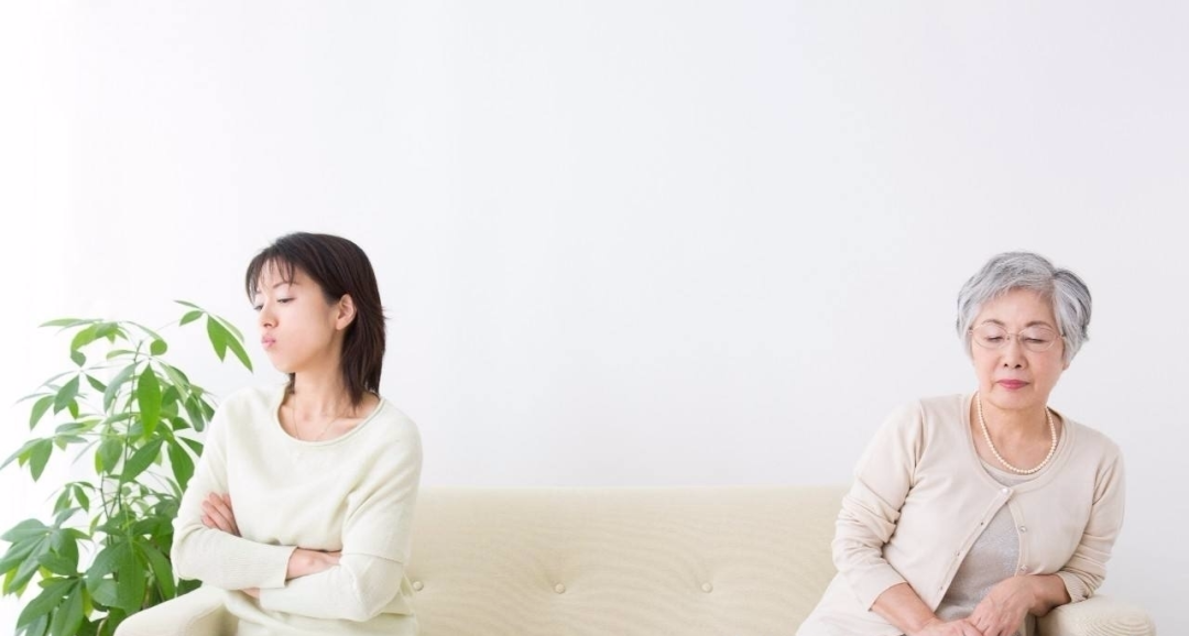 父母刚搬进女儿家继续照顾外孙,婆婆不满找儿媳算账,儿媳直接怒怼