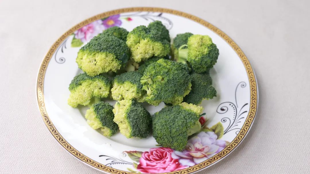 |女性常吃西兰花，4大功效不请自来，帮你排毒润肤、延缓衰老