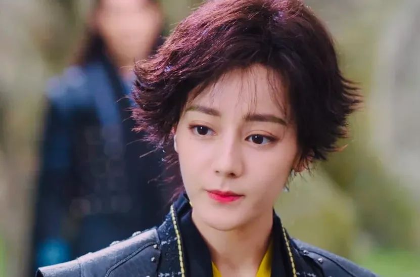 迪丽热巴 有种整容叫迪丽热巴新发型似洋娃娃! 穿印花衬衫搭银发效果前卫又时髦