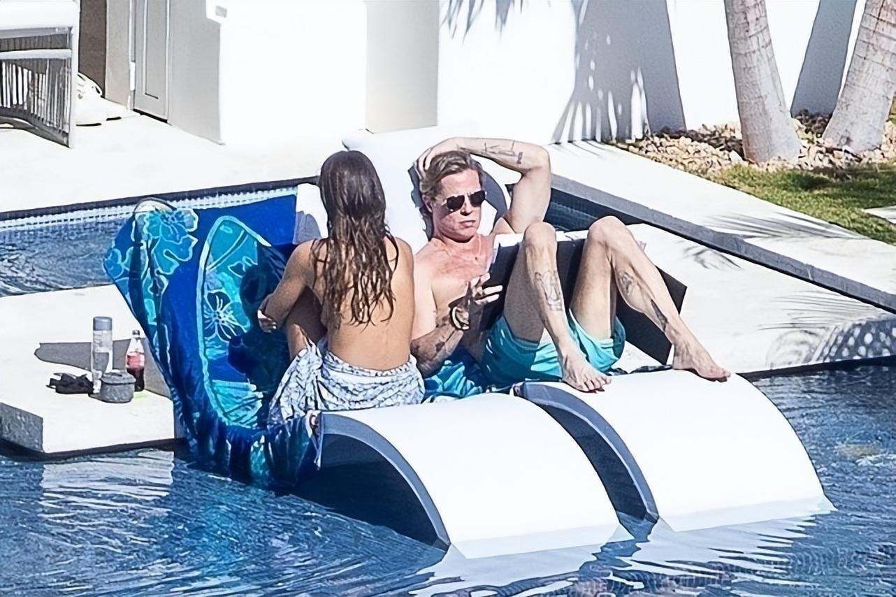 布拉德·皮特|布拉德·皮特泳池内读剧本,胸肌壮硕,小27岁的高管女友赤身相伴