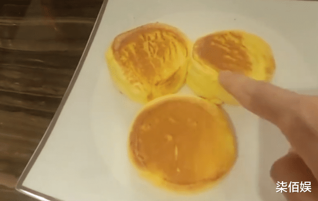 苗苗|郑恺老婆苗苗为女儿做辅食,一岁半小酸奶说话清楚自己吃饭,好乖