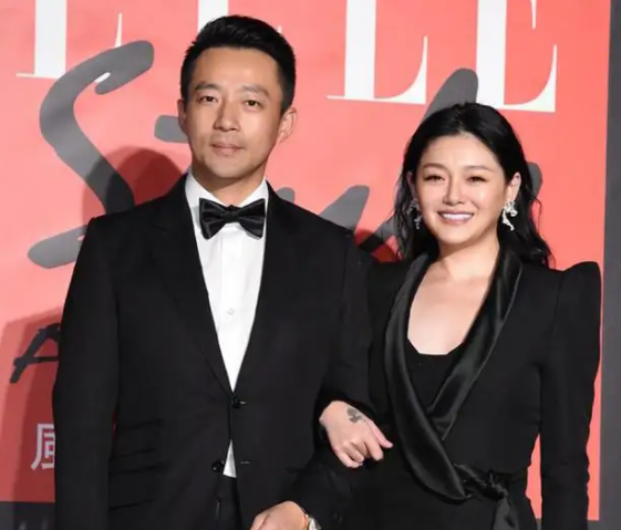 汪小菲|汪小菲婚姻失败，前妻和具俊晔双宿双飞，母亲张兰却旧情复燃