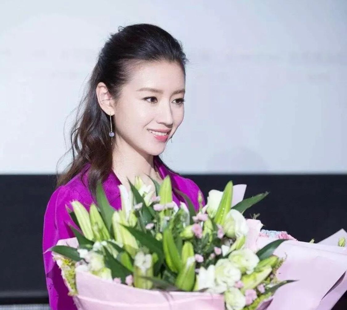 贾玲 董洁总算找对了风格，穿亮紫色长裙艳而不俗，扎半马尾美出新高度