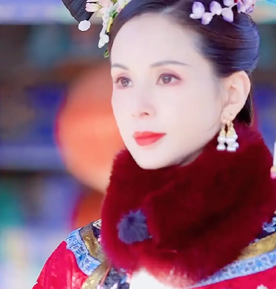 李若彤|李若彤挑战清宫造型,穿一身大红旗装韵味十足,气场越老越强大