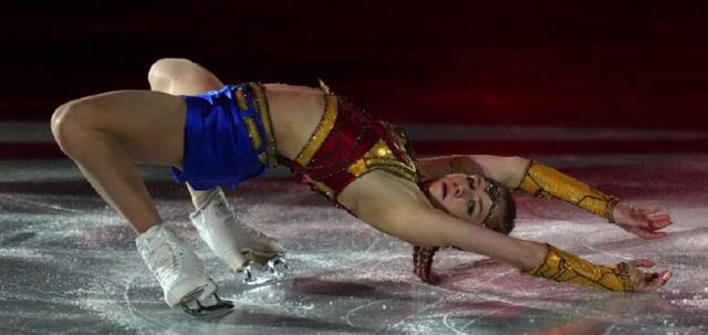 羽生结弦|人气高，羽生结弦登场，现场欢呼，惊艳演出，真有王者气质