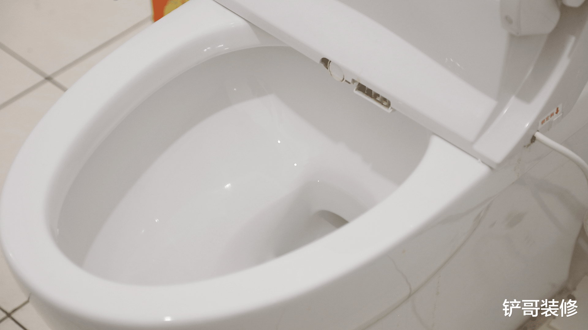 马桶上有个“小机关”,很多人不知道,难怪马桶又脏又臭!