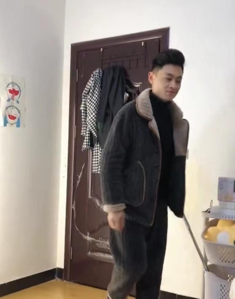 女子远嫁12年看到老公还心动，一天不见会害羞，网友秒懂：太帅了