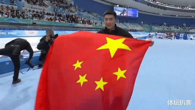 刘建宏|刘翔附体！高亭宇跳上领奖台，身披国旗泪洒赛场，央视解说哭了