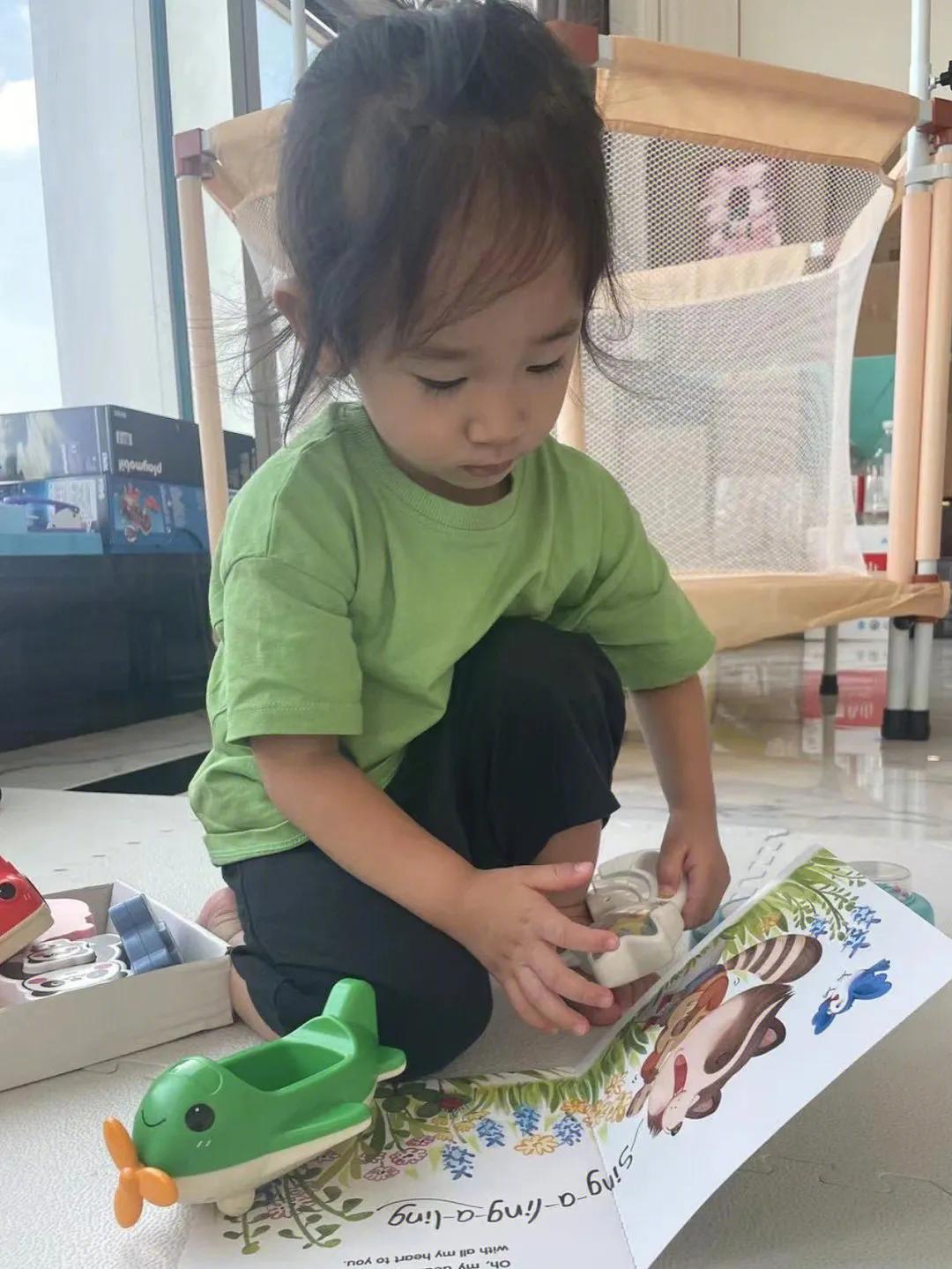 二胎|应采儿晒二胎儿子近照，2岁hoho好吃好喝玩耍，打扮软萌超可爱