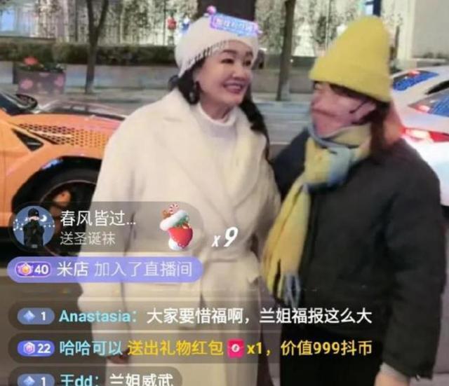 张兰|张兰现身上海机场，大批粉丝合影留念，张兰人气堪比流量明星