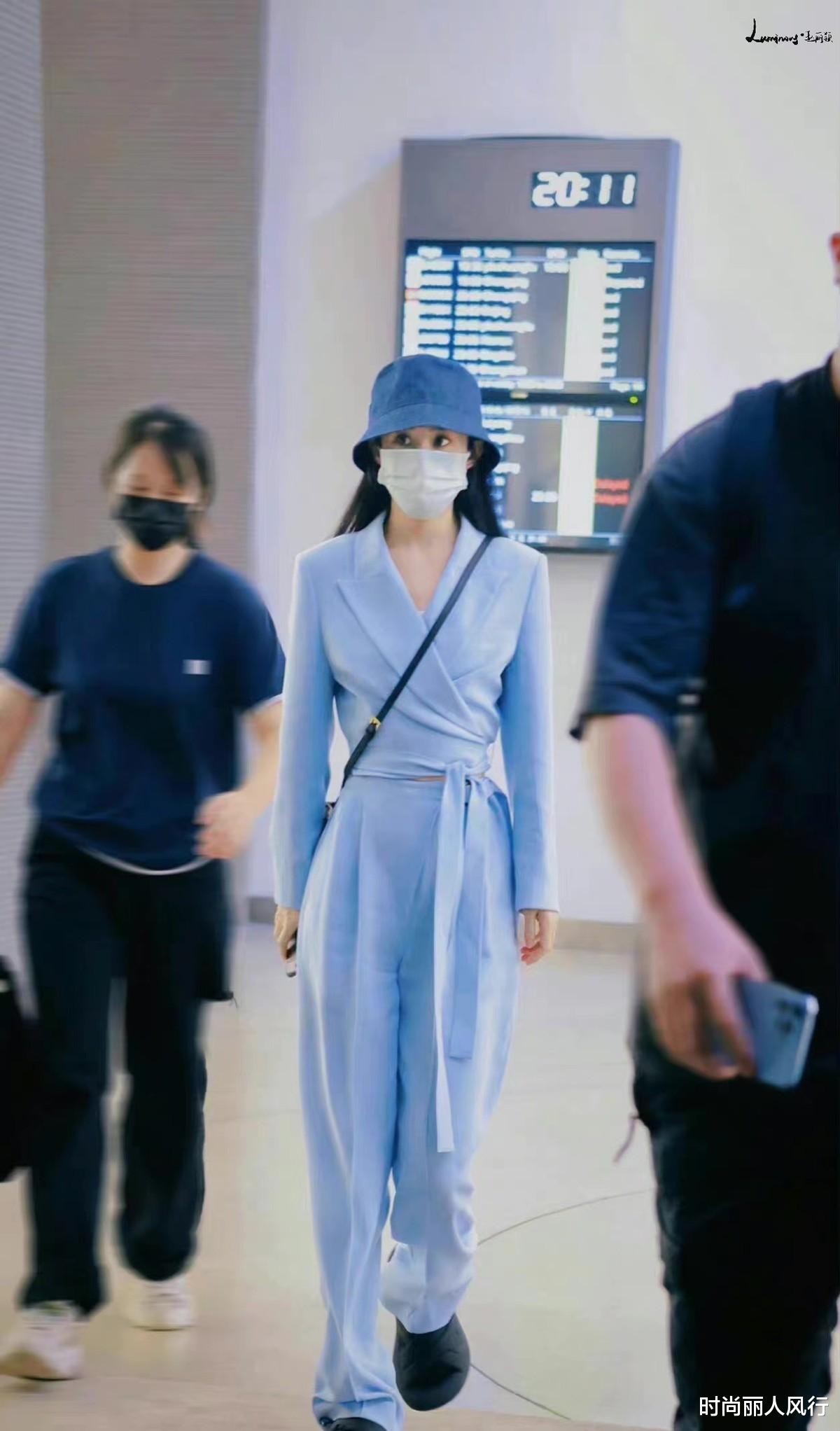 赵丽颖穿西装开代表大会!坐在台下真有领导范,拍合照央视范好足