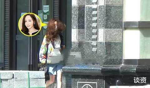 姚笛|40岁姚笛独自现身美容院，身形单薄太显瘦，一头金发毛躁又干