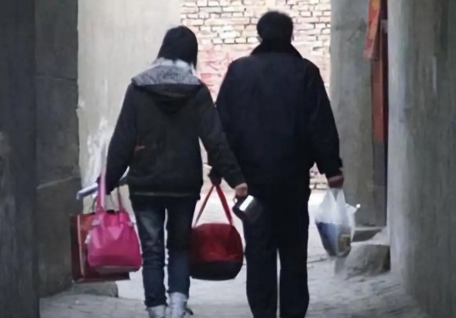 2002年,湖北小伙救女友花光40万,女友病好转嫁他人,今报应来了