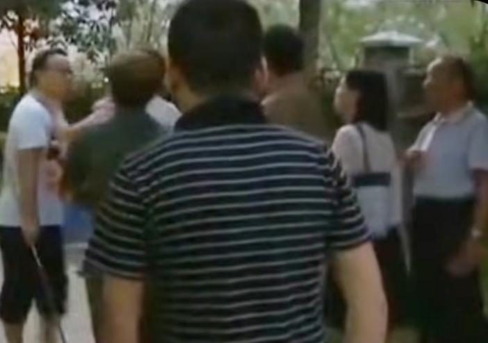 输光儿子学费并抛弃妻儿15年,如今儿子成教授让他养,儿子很无奈