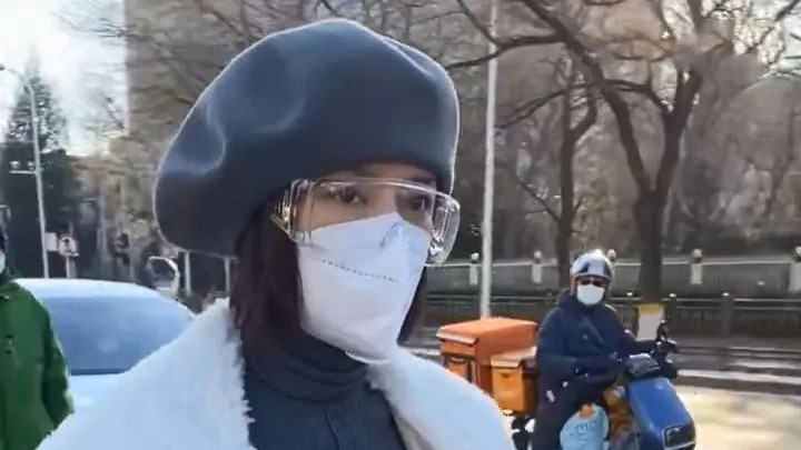 春晚|众星参加春晚彩排：秦海璐提23万名牌包，吴磊的毛衣价格很接地气