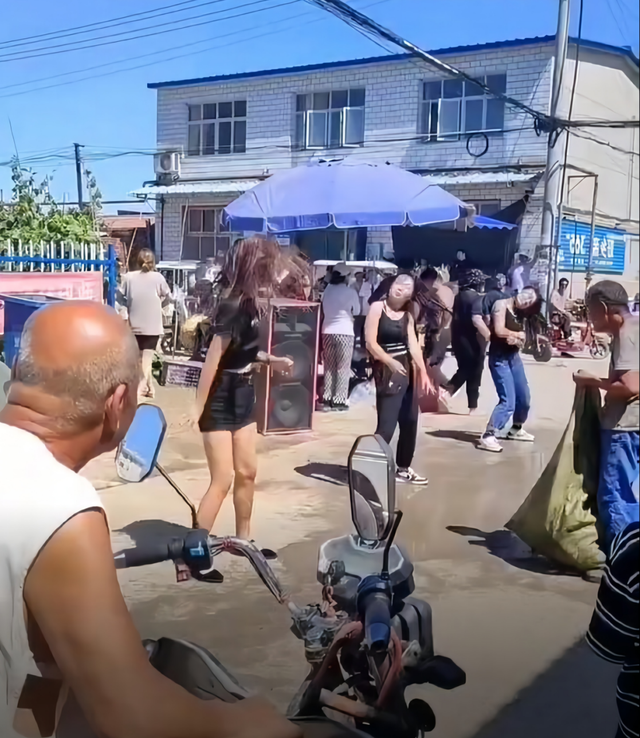 三名女子跳舞众人围观,拾荒大爷走上前捡塑料瓶,既近看又能挣钱