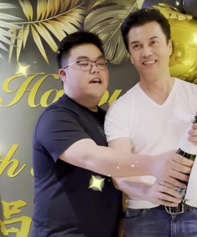 67岁吕良伟貌似比59岁甄子丹年轻，带老婆环游世界，状态好