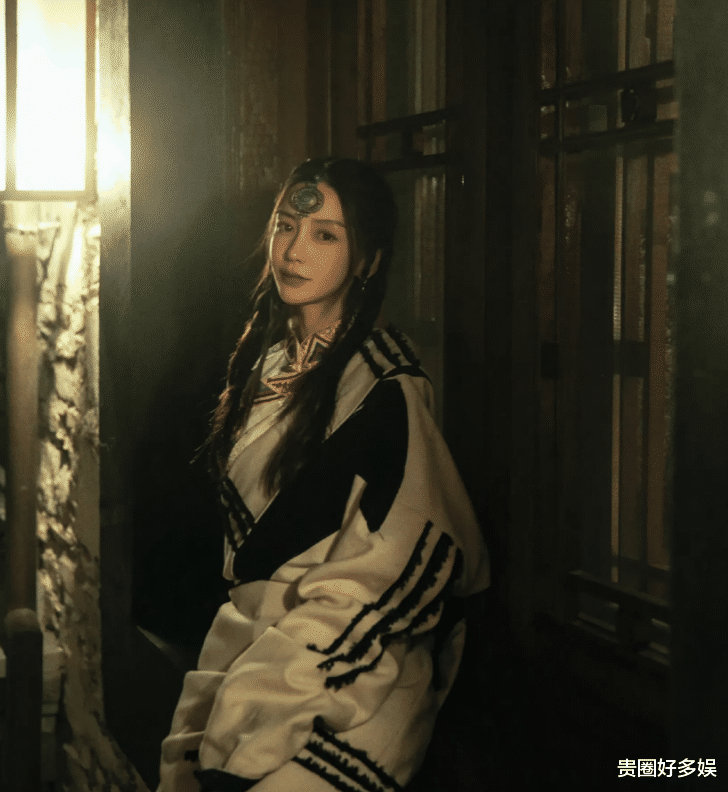 Angelababy|杨颖晒一组美照，风格独特美丽，原来她才是85花中蕞潇洒的一个