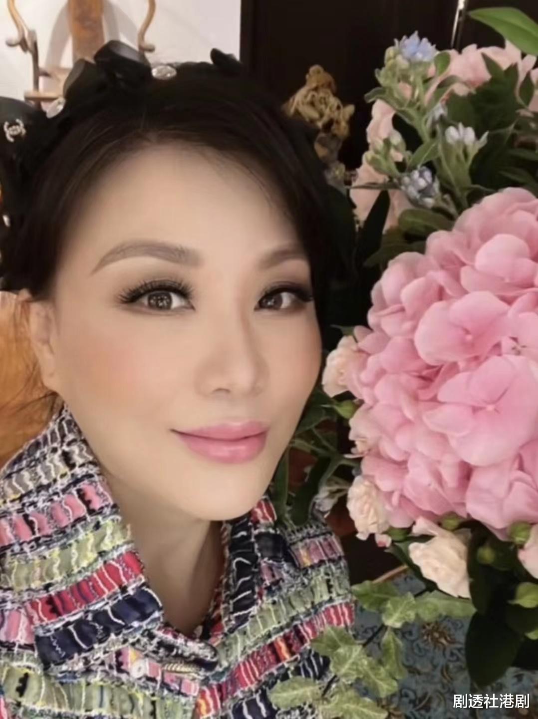 吕良伟|中国风豪宅曝光!65岁不老男神家中堆满古董,靠娇妻成人生赢家