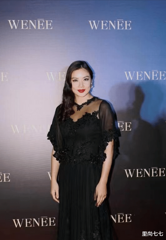 乐基儿高调亮相,黑色裙装看似霸气,但选错发型却毁坏整体韵味