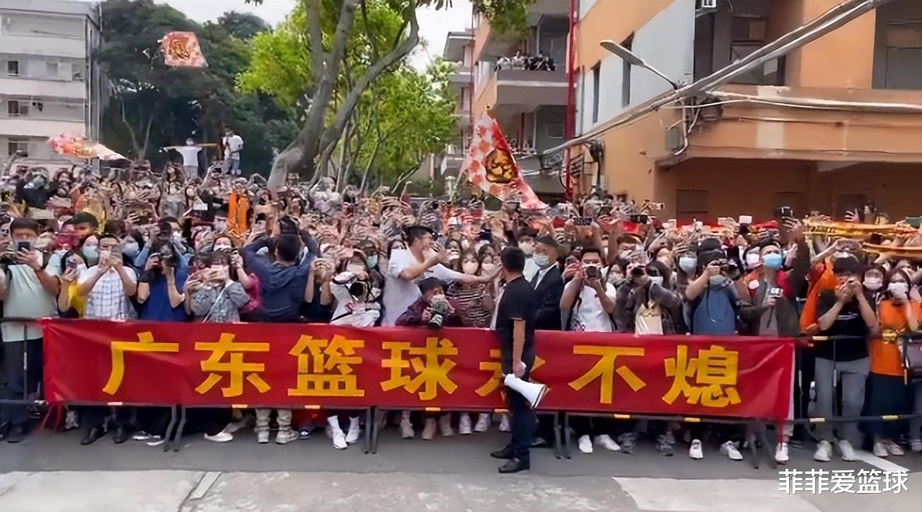 |泪目了！广东球迷欢迎宏远回家，杜锋大喇叭喊话，威姆斯泣不成声