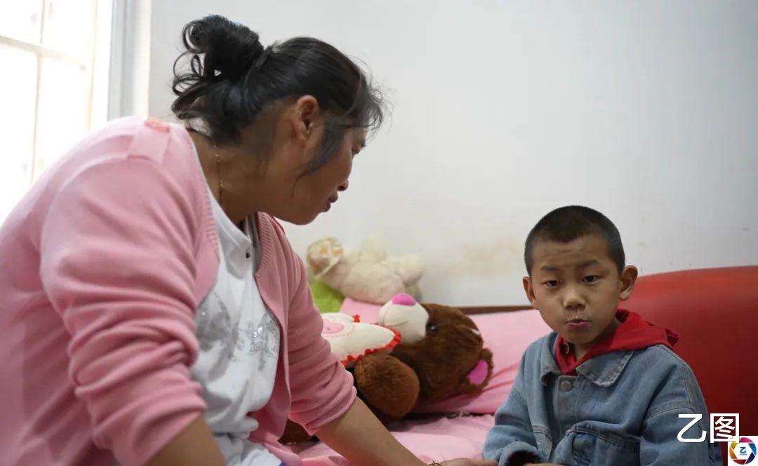 孩子患病后亲爹推卸责任,妈妈一怒之下离婚,如今继父全力救他