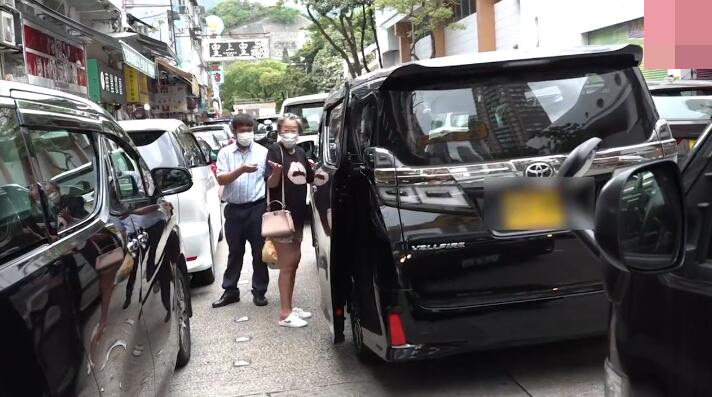 王菲|网曝51岁王菲香港产子，经纪人现身街头行色匆匆，狂购几大袋生活用品