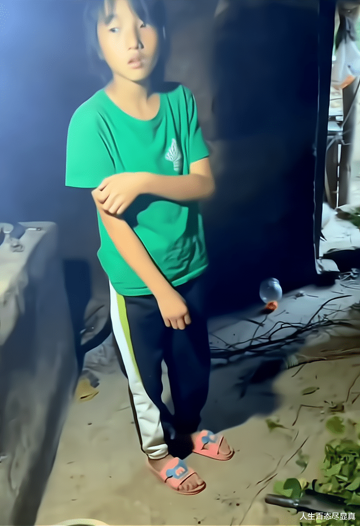 ?爸爸去世后妈妈改嫁,10岁女孩活成孤儿,爸爸说过带她去看猴子