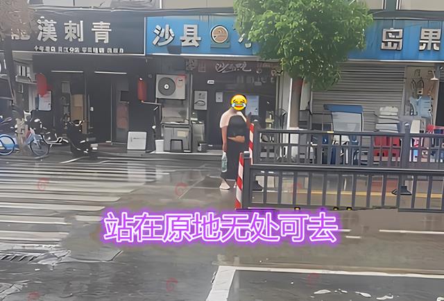 女子雨天坐石墩上淋雨,知情人:好吃懒做不上班,被房东赶出门